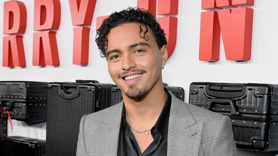 Tonatiuh alla première di Los Angeles di Carry-On di Netflix all'Egyptian Theatre Hollywood il 5 dicembre 2024 a Los Angeles, California 