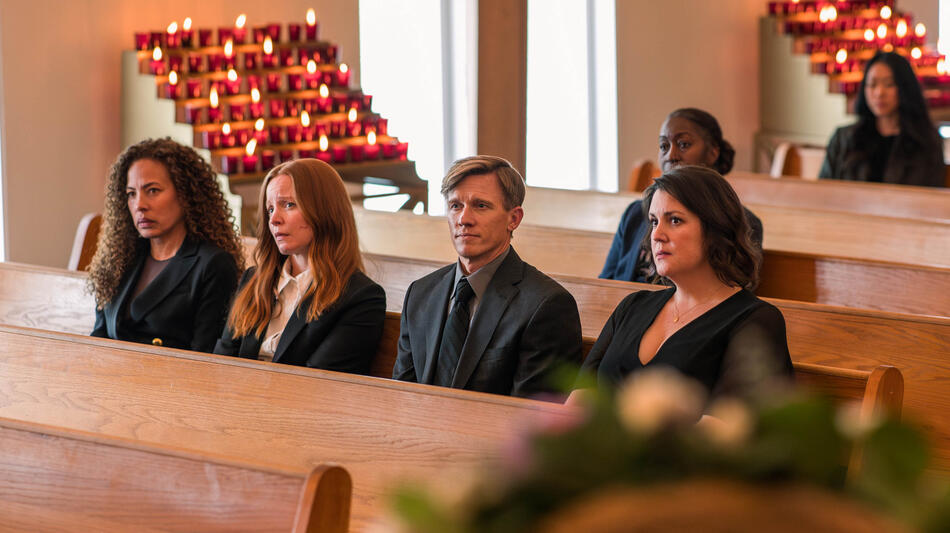 S-D: Tawny Cypress come Taissa, Lauren Ambrose come Van, Warren Kole come Jeff Sadecki e Melanie Lynskey come Shauna in Yellowjackets 3x01