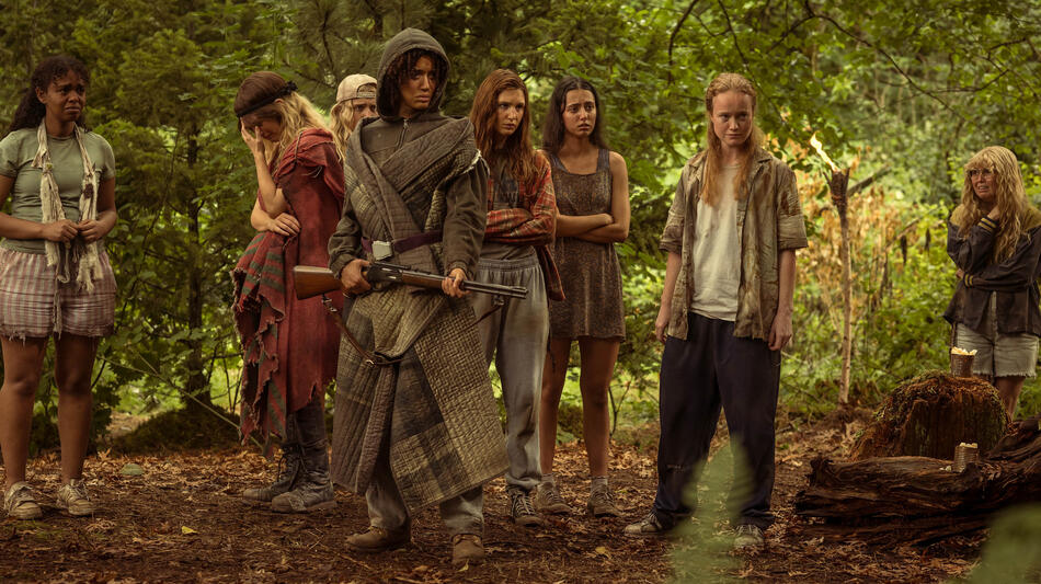 S-D: Silvana Estifanos come Teen Britt, Sophie Thatcher come Teen Natalie, Jenna Burgess come Teen Melissa, Jasmin Savoy Brown come Teen Taissa, Sophie Nélisse come Teen Shauna, Anisa Harris come Teen Robin, Liv Hewson come Teen Van e Samantha Hanratty come Teen Misty in Yellowjackets 3x05