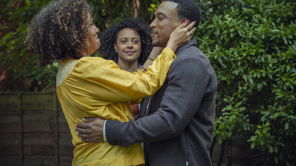 (S-D) Brigid Zengeni come Odette, Rosalind Eleazar come Kat, Ashley Walters come Josh in Missing You 1x04