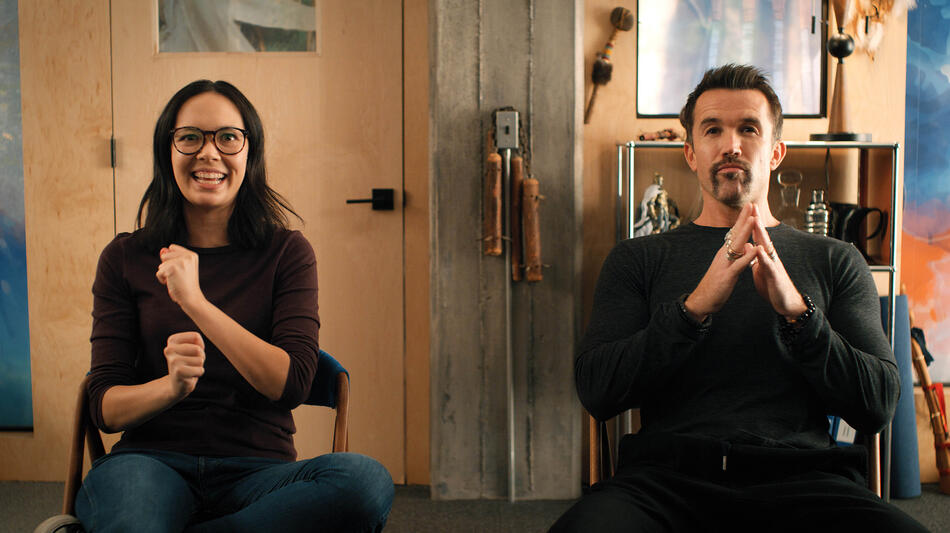 Charlotte Nicdao e Rob McElhenney in Mythic Quest 2x01