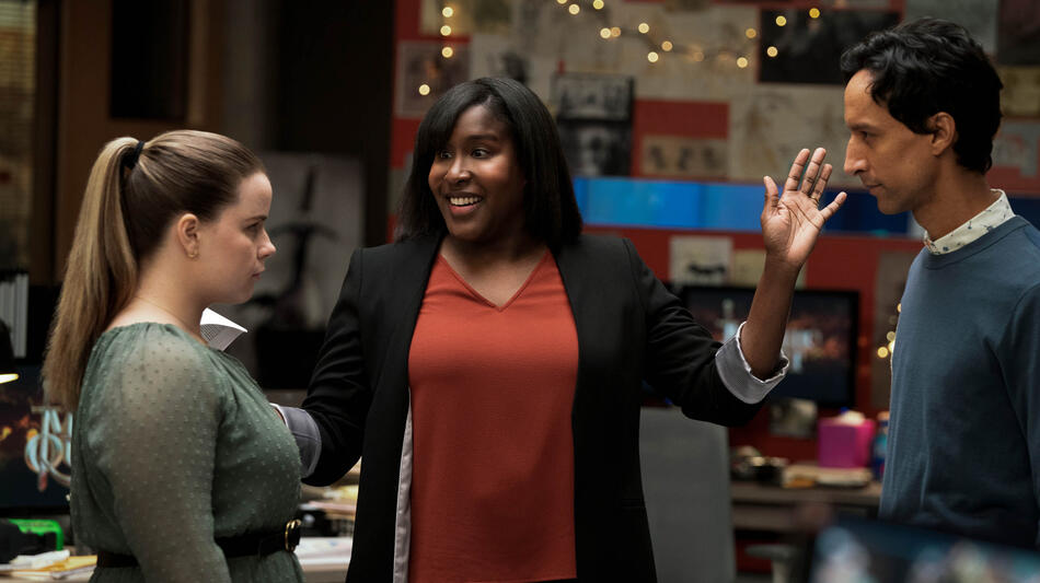 Jessie Ennis, Naomi Ekperigin e Danny Pudi in Mythic Quest 2x05