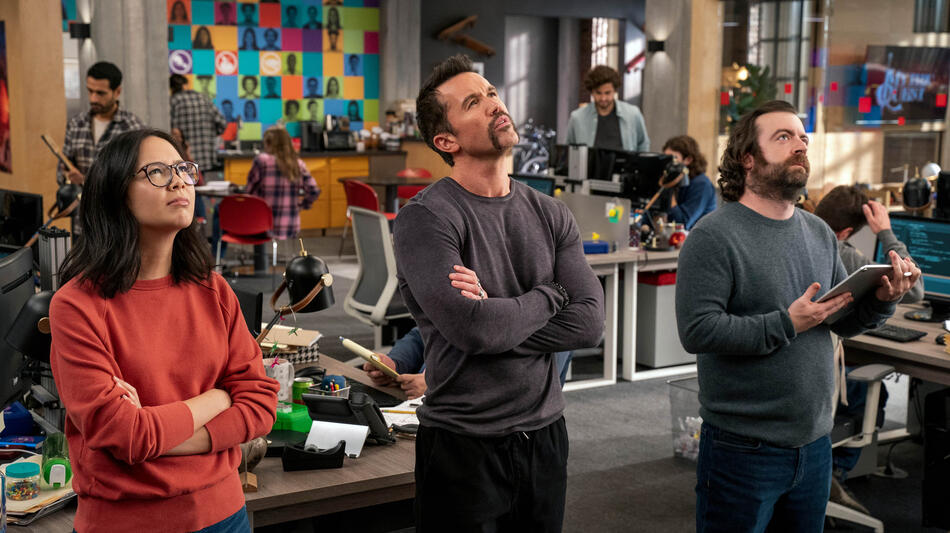 Charlotte Nicdao, Rob McElhenney e Derek Waters in Mythic Quest 2x09