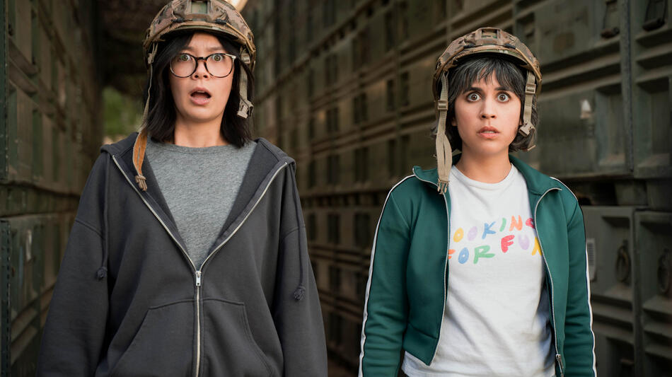 Charlotte Nicdao e Ashly Burch in Mythic Quest 3x03