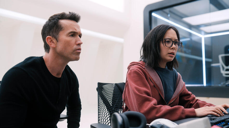 Rob McElhenney e Charlotte Nicdao in Mythic Quest 3x05