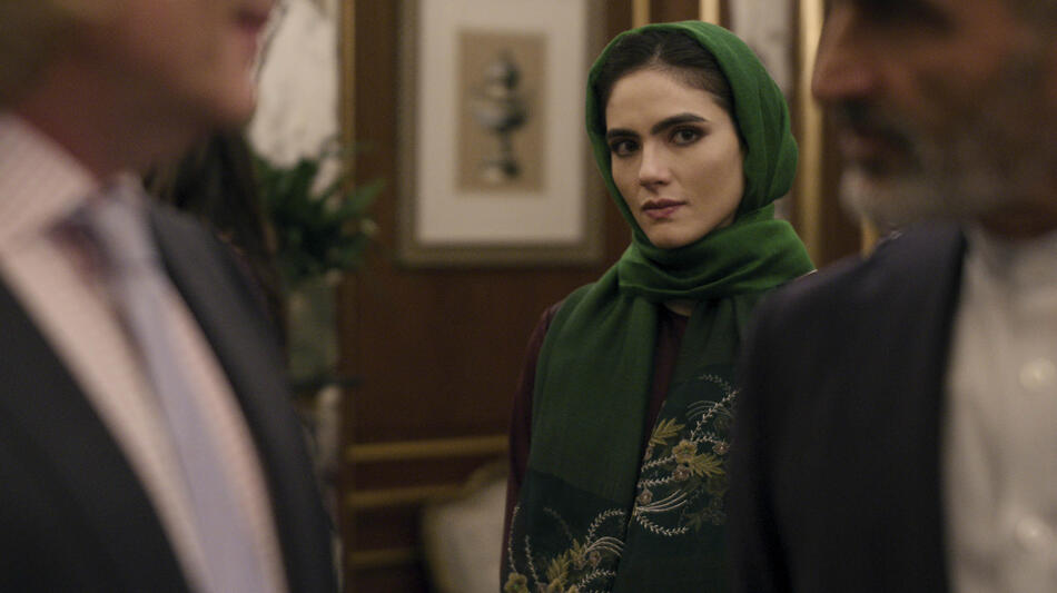 Arienne Mandi come Noor in The Night Agent 2x04