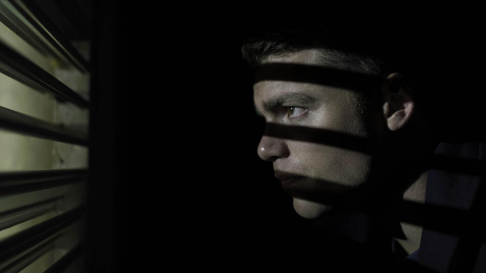 Gabriel Basso come Peter Sutherland in The Night Agent 1x06