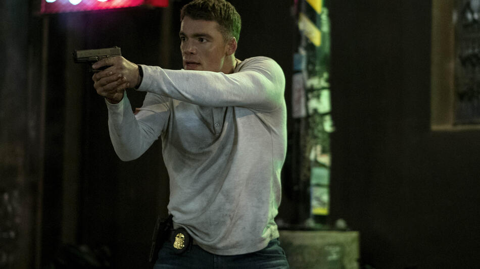 Gabriel Basso come Peter Sutherland in The Night Agent 1x01