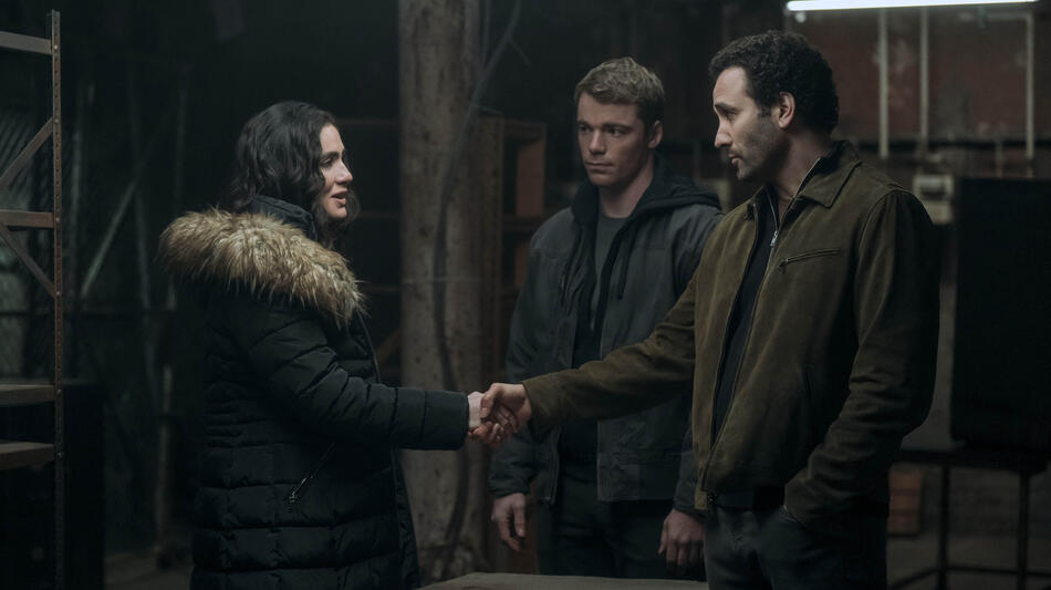 (S-D) Arienne Mandi come Noor, Gabriel Basso come Peter Sutherland, Marwan Kenzari come Sami Saidi in The Night Agent 2x05