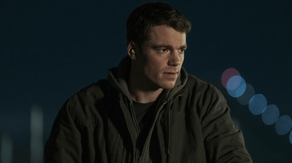 Gabriel Basso come Peter Sutherland in The Night Agent 2x06