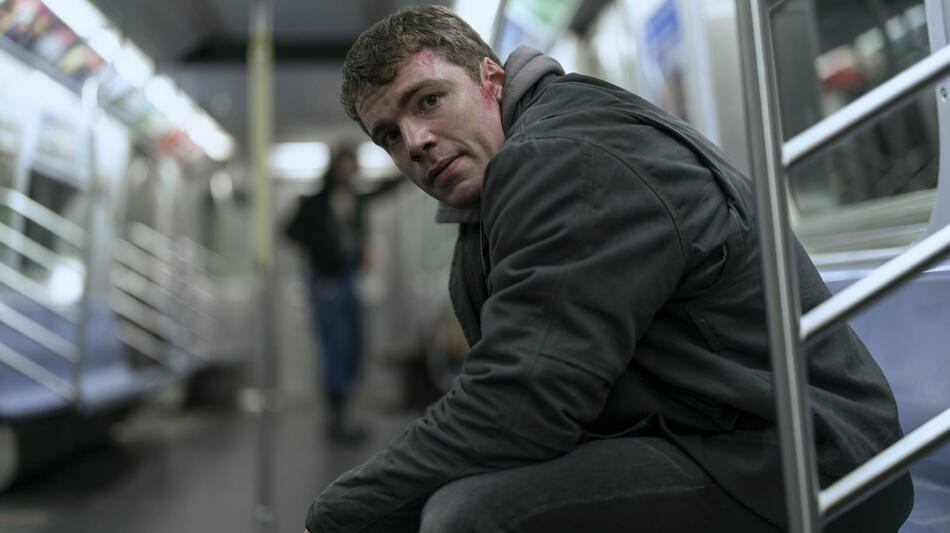 Gabriel Basso come Peter Sutherland in The Night Agent 2x08