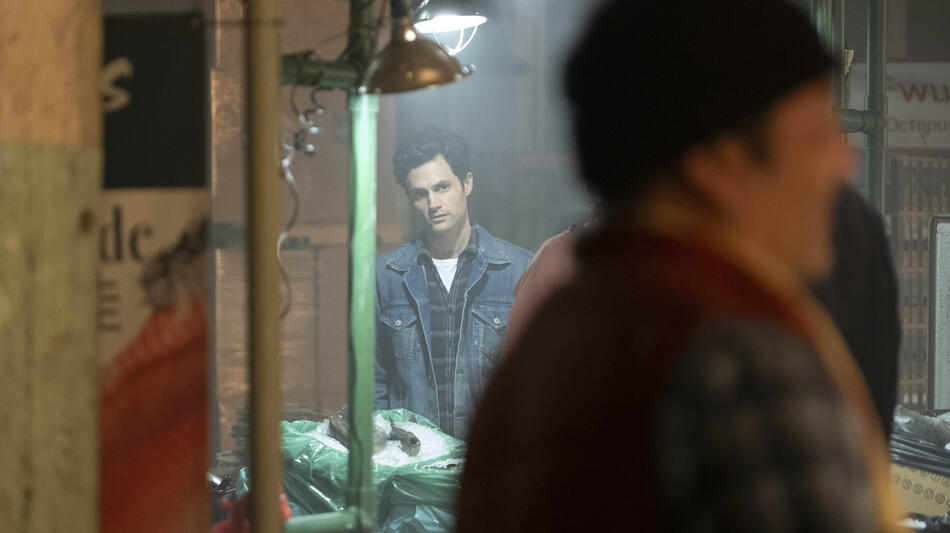 Penn Badgley come Joe Goldberg in You 2x02