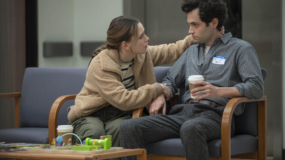 (S-D) Victoria Pedretti come Love Quinn e Penn Badgley come Joe Goldberg in You 3x03