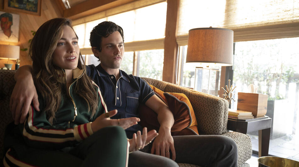 (S-D) Victoria Pedretti come Love Quinn e Penn Badgley come Joe Goldberg in You 3x05