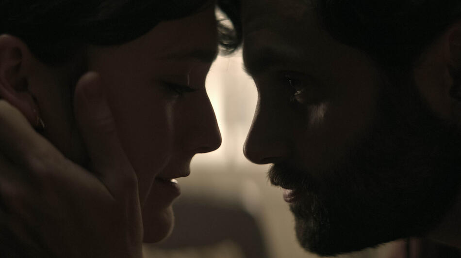 (S-D) Charlotte Ritchie come Kate, Penn Badgley come Joe Goldberg in You 4x07