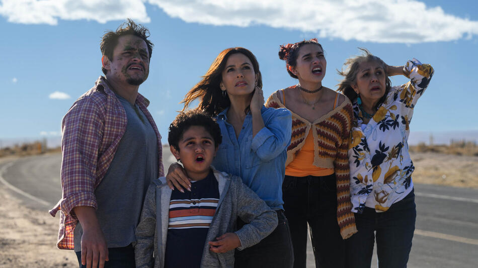 (S-D) Jesse Garcia come Frank Garcia, Thom Nemer come Alexander Garcia, Eva Longoria come Val Garcia, Paulina Chavez come Mia Garcia e Rose Portillo come Lidia in Alexander e il Terribile, Orribile, Abominevole ma Veramente Bruttissimo Viaggio