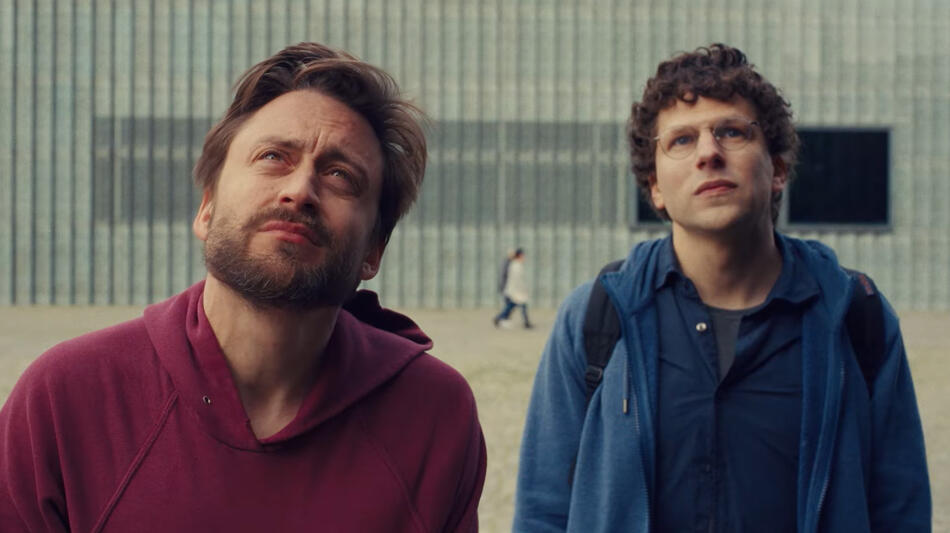 Jesse Eisenberg e Kieran Culkin in A Real Pain, scena da trailer