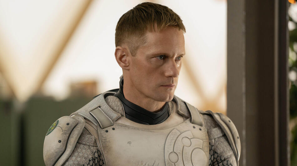 Alexander Skarsgård in Murderbot 1x02