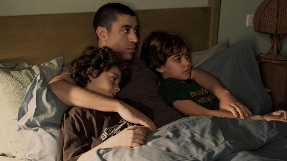 (S-D) Eduardo Scarpetta come Fausto, Tommaso Guidi come Ercole, Jua Leo Migliore come Libero in Storia della mia famiglia 1x01