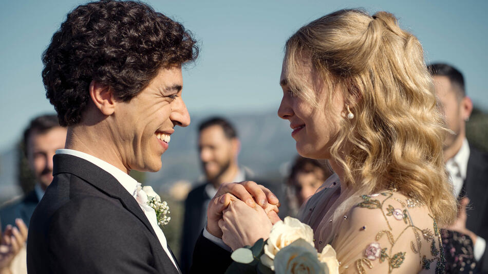 (S-D) Eduardo Scarpetta come Fausto, Gaia Weiss come Sarah in Storia della mia famiglia 1x02