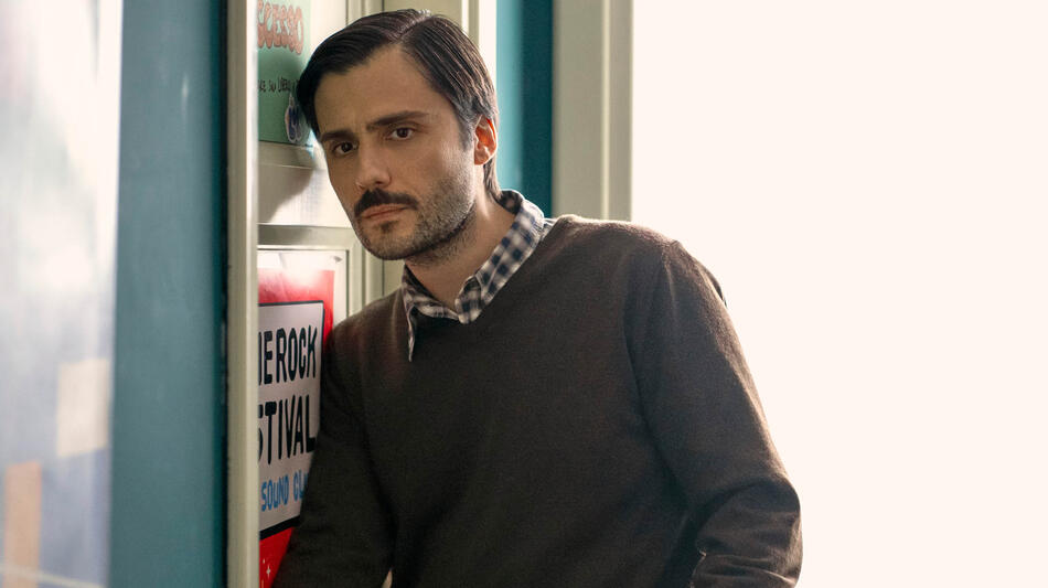 Antonio Gargiulo come Demetrio in Storia della mia famiglia 1x04