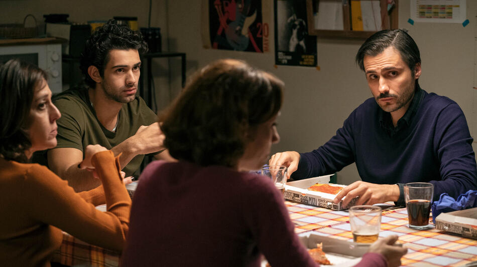  (S-D) Cristiana Dell'Anna come Maria, Massimiliano Caiazzo come Valerio, Vanessa Scalera come Lucia, Antonio Gargiulo come Demetrio in Storia della mia famiglia 1x06