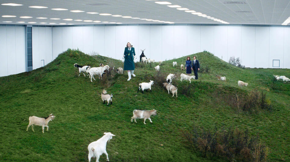 Gwendoline Christie, Britt Lower e Adam Scott in Scissione 2x03