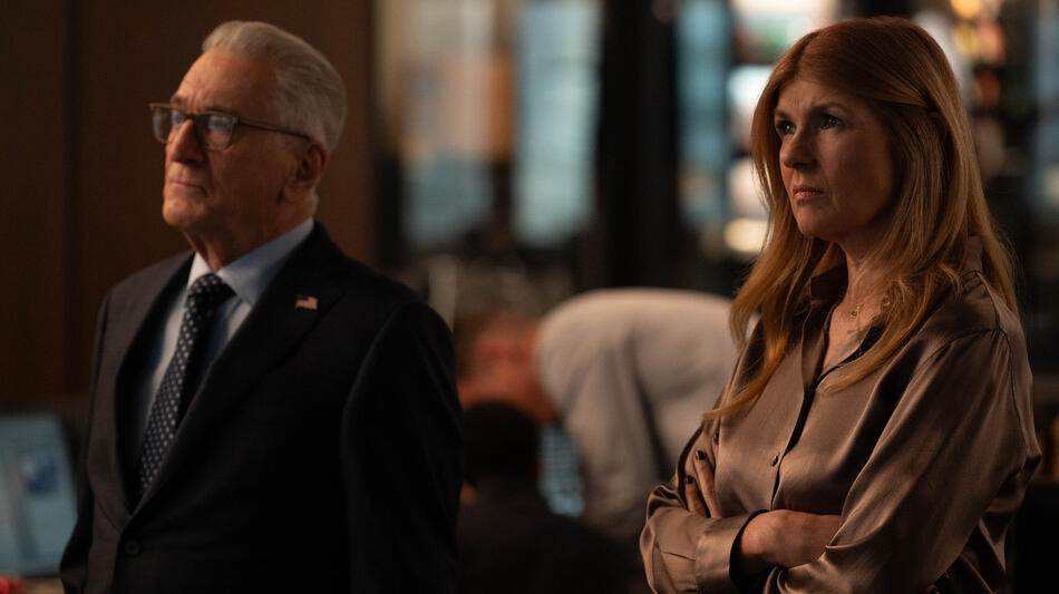 (S-D) Robert De Niro come George Mullen e Connie Britton come Valerie Whitesell in Zero Day 1x04