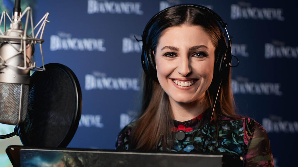 Eleonora Segaluscio presta la voce al personaggio di Biancaneve (canzoni) nella versione italiana del film Disney Biancaneve (2025) di Marc Webb.