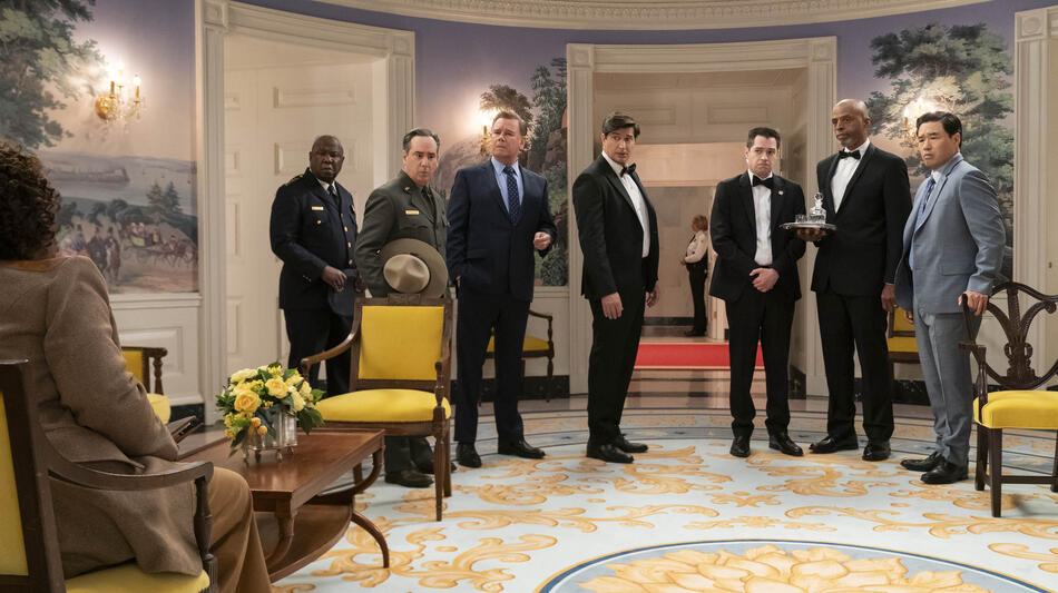 (S-D) Uzo Aduba come Cordelia Cupp, Isiah Whitlock Jr. come Larry Dokes, Andrew Friedman come Irv Samuelson, Spencer Garrett come Wally Glick, Ken Marino come Harry Hollinger, Dan Perrault come Colin Trask, Al Mitchell come Rollie Bridgewater, Randall Park come Edwin Park in The Residence 1x04