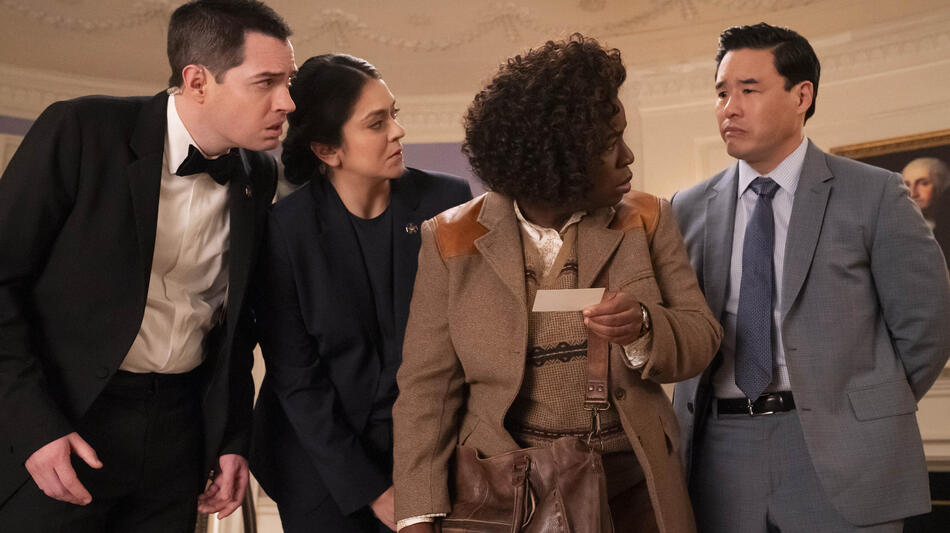 (S-D) Dan Perrault come Colin Trask, Anna Rajo come Agent Anna Rausch, Uzo Aduba come Cordelia Cupp, Randall Park come Edwin Park in The Residence 1x06