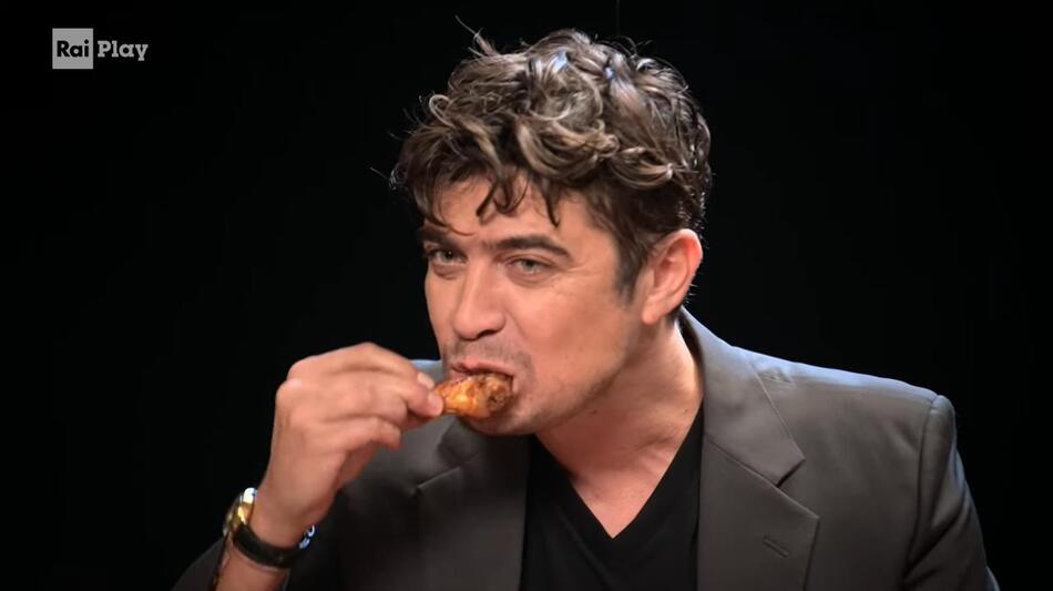 Riccardo Scamarcio a Hot Ones Italia