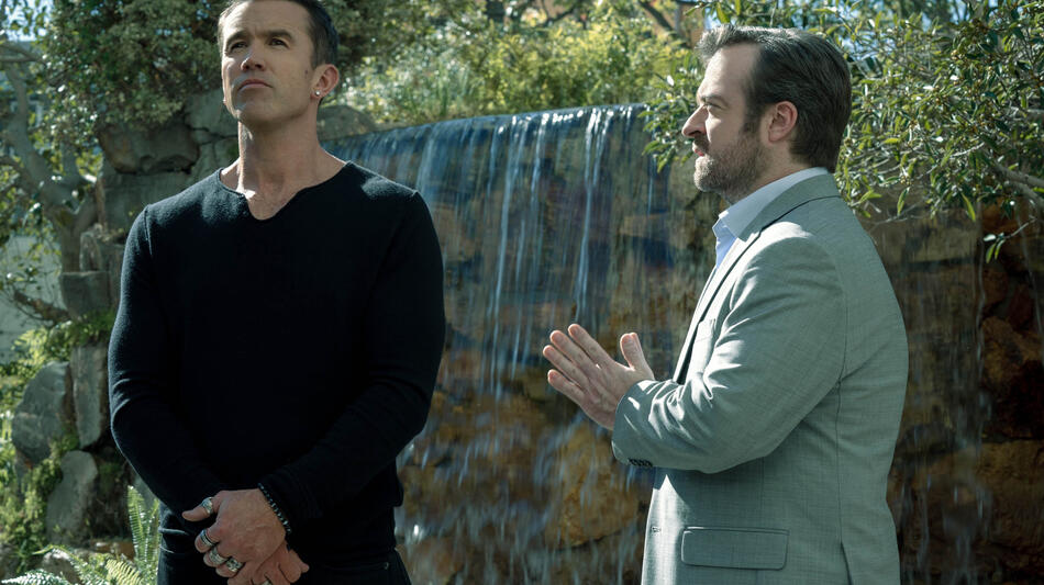 Rob McElhenney e Derek Waters in Side Quest 1x01