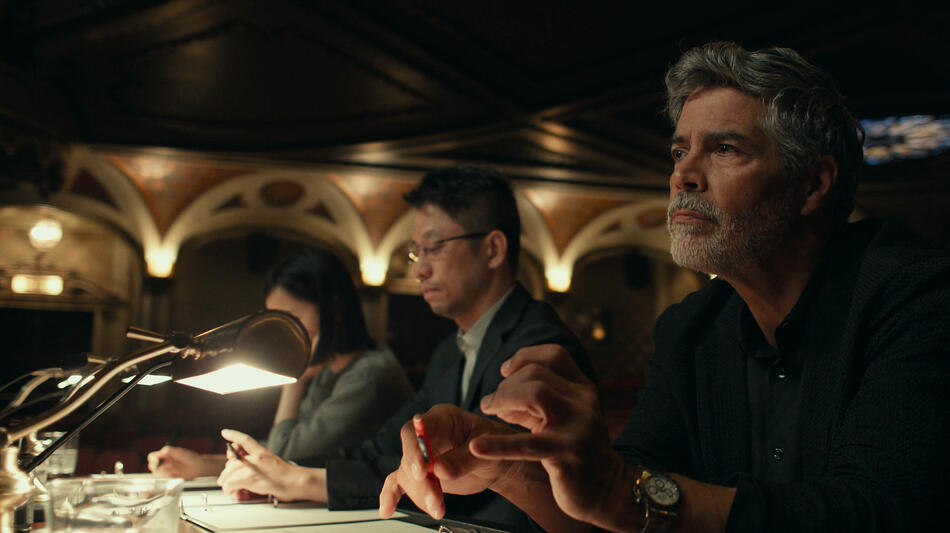 Esai Morales in Side Quest 1x03