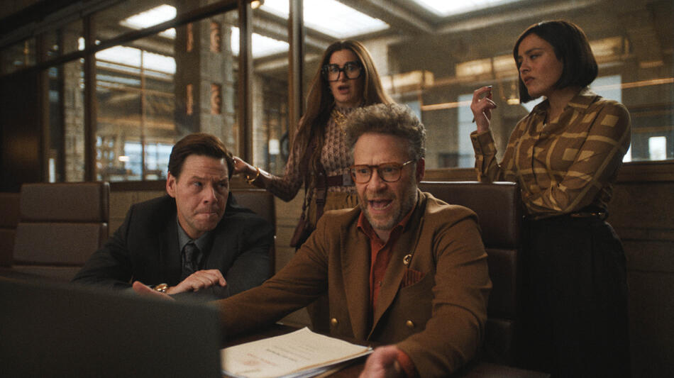 Ike Barinholtz, Kathryn Hahn, Chase Sui Wonders e Seth Rogen in The Studio 1x01