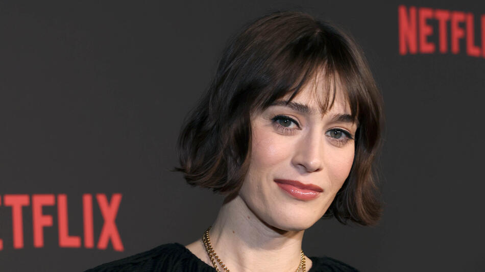 Lizzy Caplan partecipa alla première mondiale di Zero Day il 18 febbraio 2025 a New York City