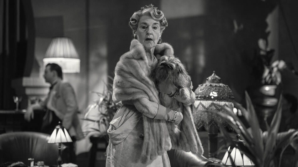 Elaine Claxton in Black Mirror 7 'HotelReverie' - Immagine dal set