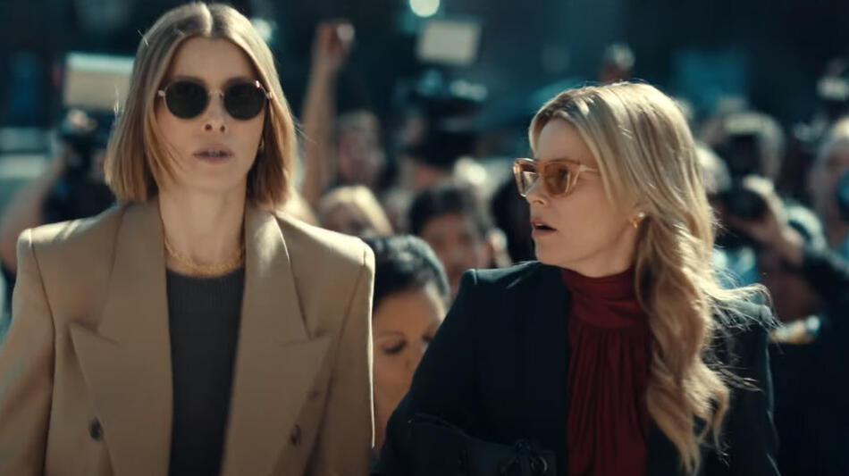 Jessica Biel ed Elizabeth Banks in Sorelle sbagliate, scena da trailer