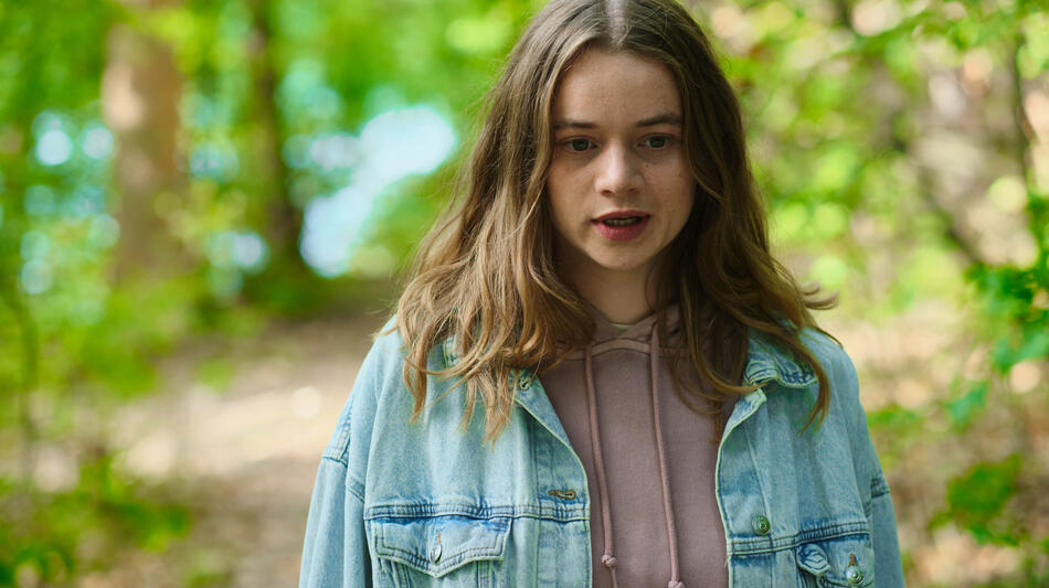 Luna Wedler in La Fossa delle Marianne di Eileen Byrne - Immagine dal set