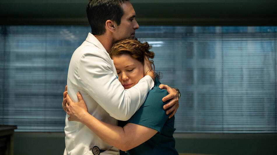 (S-D) Néstor Carbonell come Dr. Ruben Soriano e Justina Machado come Dr. Natalie Cruz in Pulse 1x02