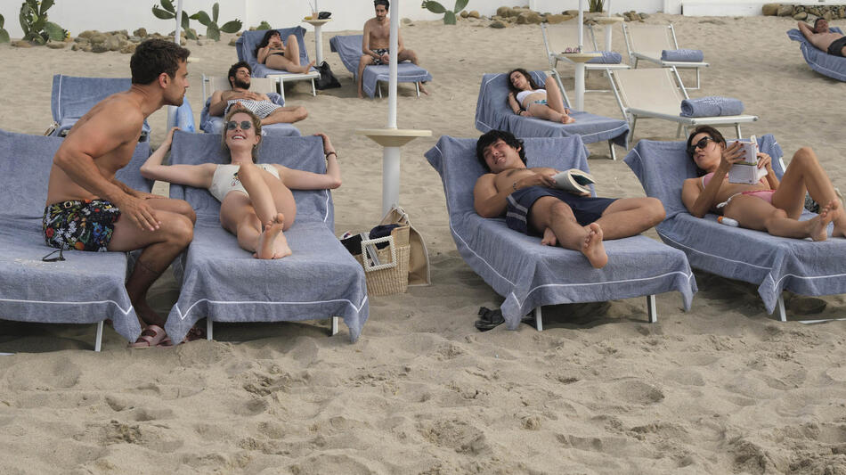 Theo James come Cameron Sullivan, Meghann Fahy come Daphne Sullivan, Will Sharpe come Ethan Spiller, Aubrey Plaza come Harper Spiller in The White Lotus 2x02