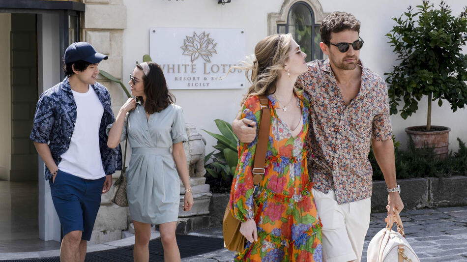 Will Sharpe come Ethan Spiller, Aubrey Plaza come Harper Spiller, Meghann Fahy come Daphne Sullivan, Theo James come Cameron Sullivan in The White Lotus 2x03