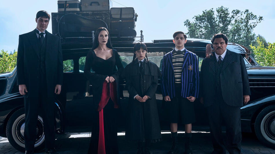 (S-D) Joonas Suotamo come Lurch, Catherine Zeta-Jones come Morticia Addams, Jenna Ortega come Wednesday, Isaac Ordonez come Pugsley Addams, Thing, Luis Guzmán come Gomez Addams in Mercoledì 2x01