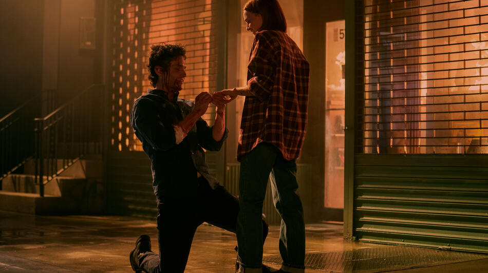 (S-D) Penn Badgley come Joe Goldberg, Madeline Brewer come Bronte in You 5x09