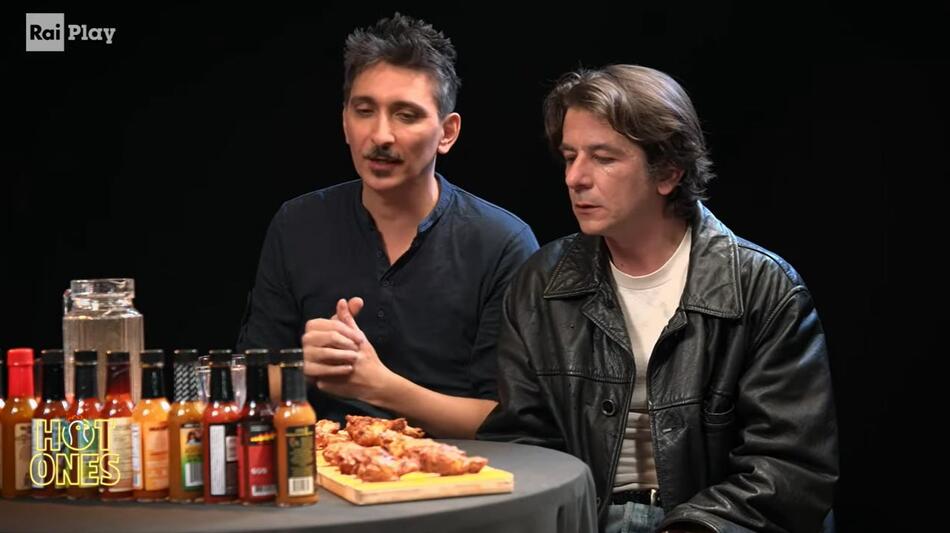 I Soliti Idioti ospiti di Alessandro Cattelan a Hot Ones Italia