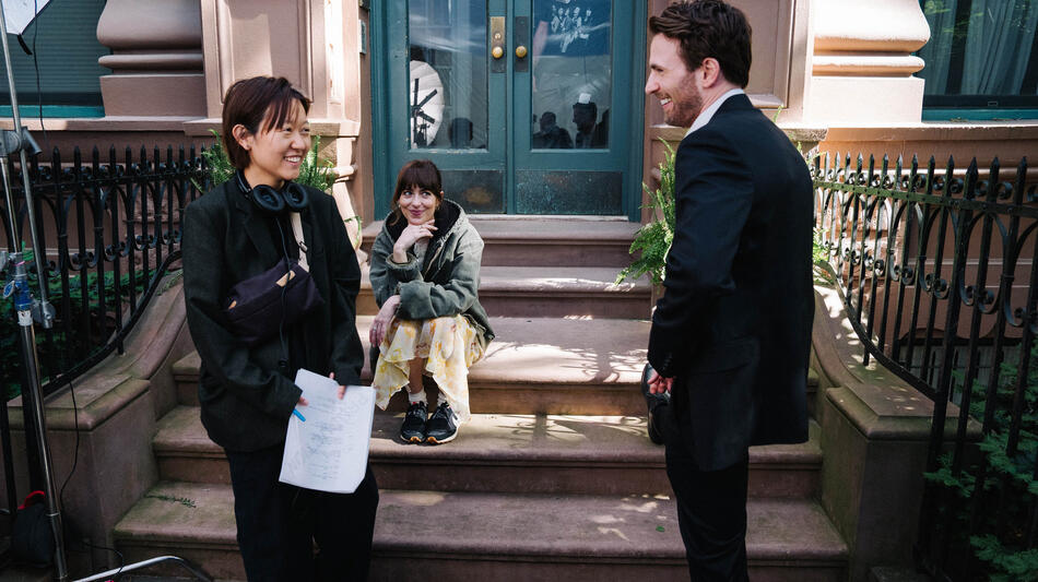 Dakota Johnson, Chris Evans e il regista Celine Song sul set di The Materialists
