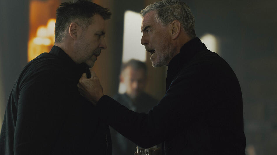 Pierce Brosnan (dx) in MobLand 1x06