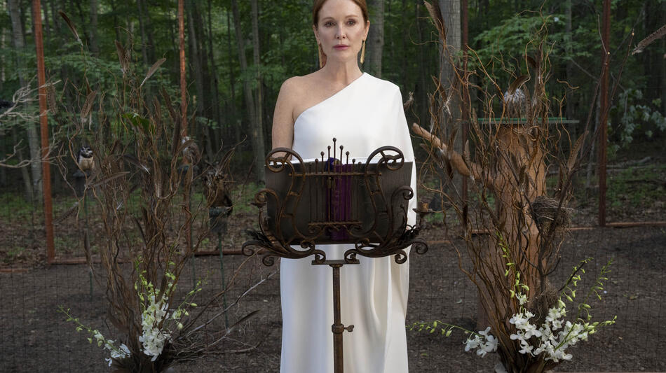 Julianne Moore in Sirens 1x02