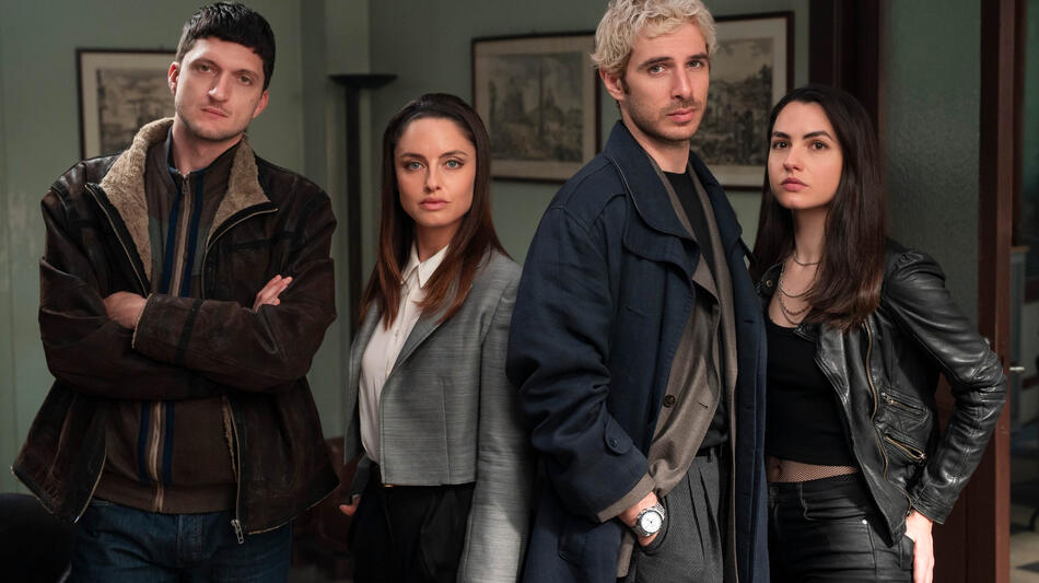 (S-D) Andrea Lattanzi come Angelo Tiberi, Camilla Grasso come Leda, Pierpaolo Spollon come Cosmo Speranza, Romana Maggiora Vergano come Eleonora Quarto in Chiaroscuro 1x08
