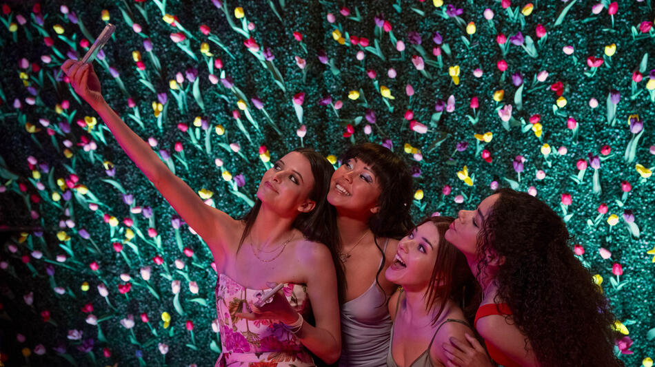 (S-D) Sara Waisglass come Maxine, Chelsea Clark come Norah, Katie Douglas come Abby, Antonia Gentry come Ginny Miller in Ginny & Georgia 3x03